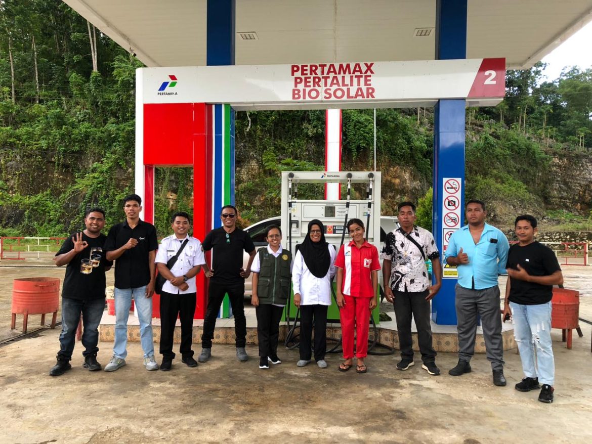 Meski Tanpa SDM Sendiri, Sumba Barat Tetap Gas Tera Ulang SPBU Hingga Malam
