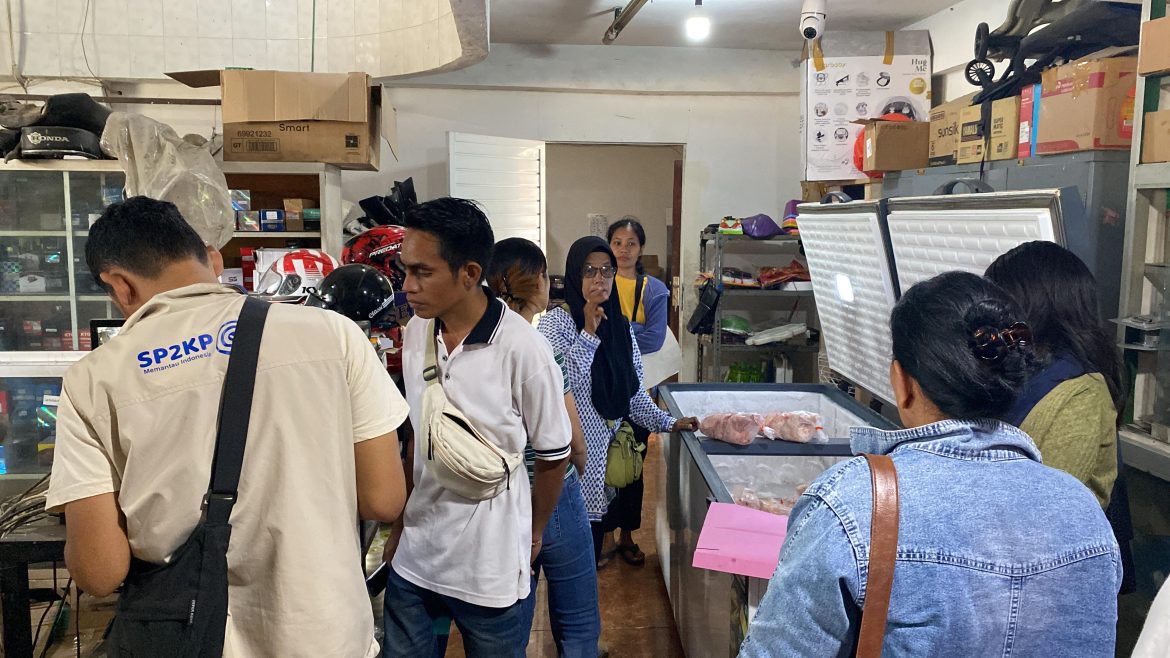 Lindungi Konsumen, Diskoperindag Sumba Barat Turun Langsung Awasi Peredaran Ayam Beku